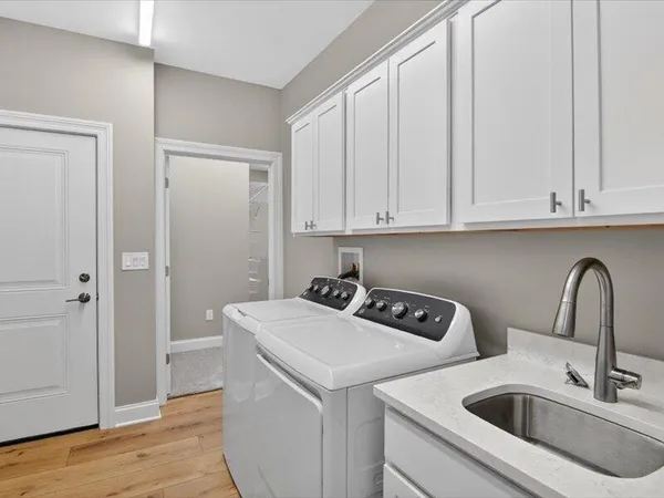 $695,500 | 1132 Lochaven Circle, Hillsdale, MI 49242