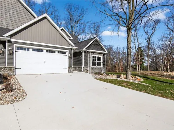 $695,500 | 1132 Lochaven Circle, Hillsdale, MI 49242