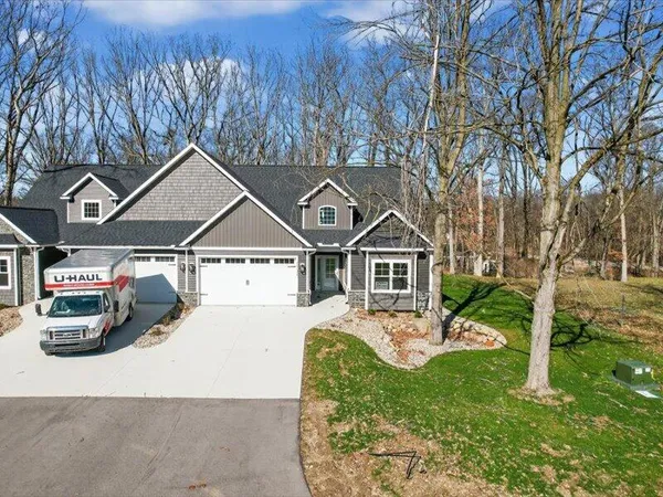$695,500 | 1132 Lochaven Circle, Hillsdale, MI 49242