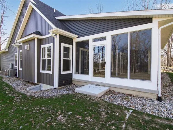 $695,500 | 1132 Lochaven Circle, Hillsdale, MI 49242