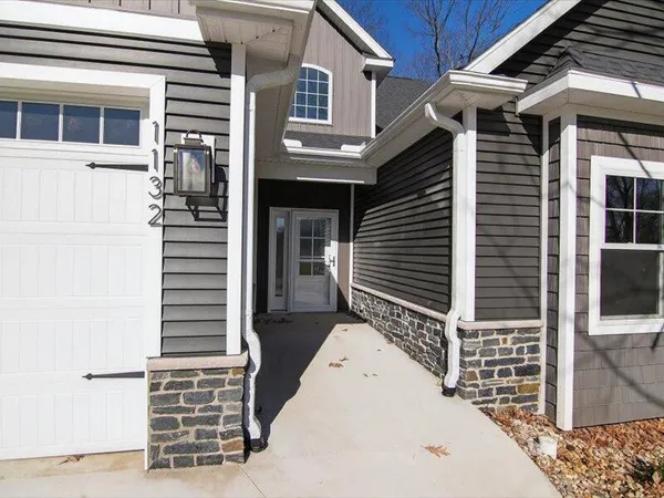 $695,500 | 1132 Lochaven Circle, Hillsdale, MI 49242