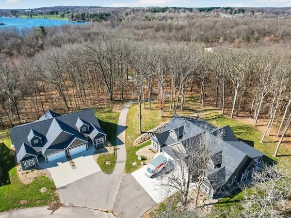 $695,500 | 1132 Lochaven Circle, Hillsdale, MI 49242