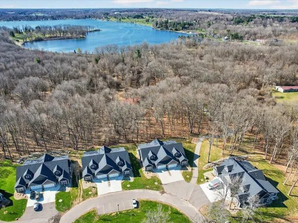 $695,500 | 1132 Lochaven Circle, Hillsdale, MI 49242