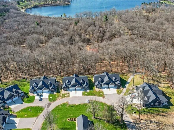 $695,500 | 1132 Lochaven Circle, Hillsdale, MI 49242