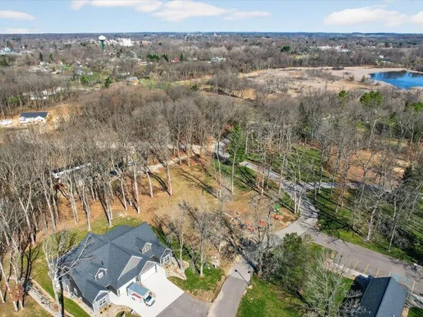 $695,500 | 1132 Lochaven Circle, Hillsdale, MI 49242