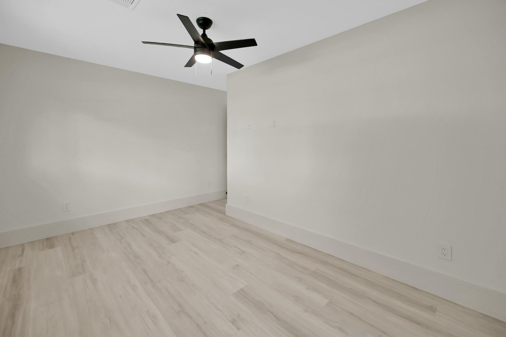 6026 Willowbend Boulevard Houston, TX 77096 - Photo 33 of 46 a view of a big room with carpet