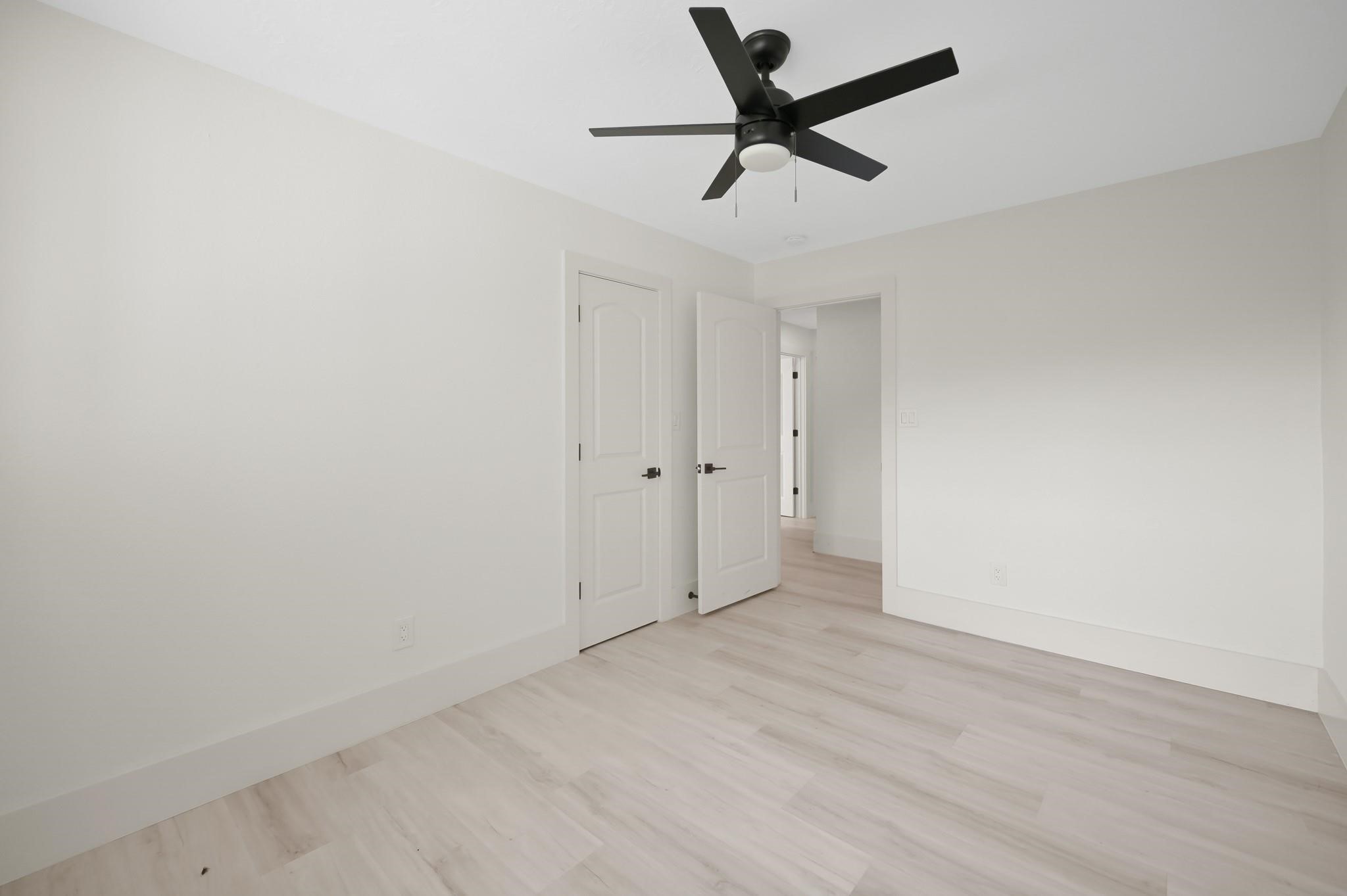 6026 Willowbend Boulevard Houston, TX 77096 - Photo 38 of 46 an empty room