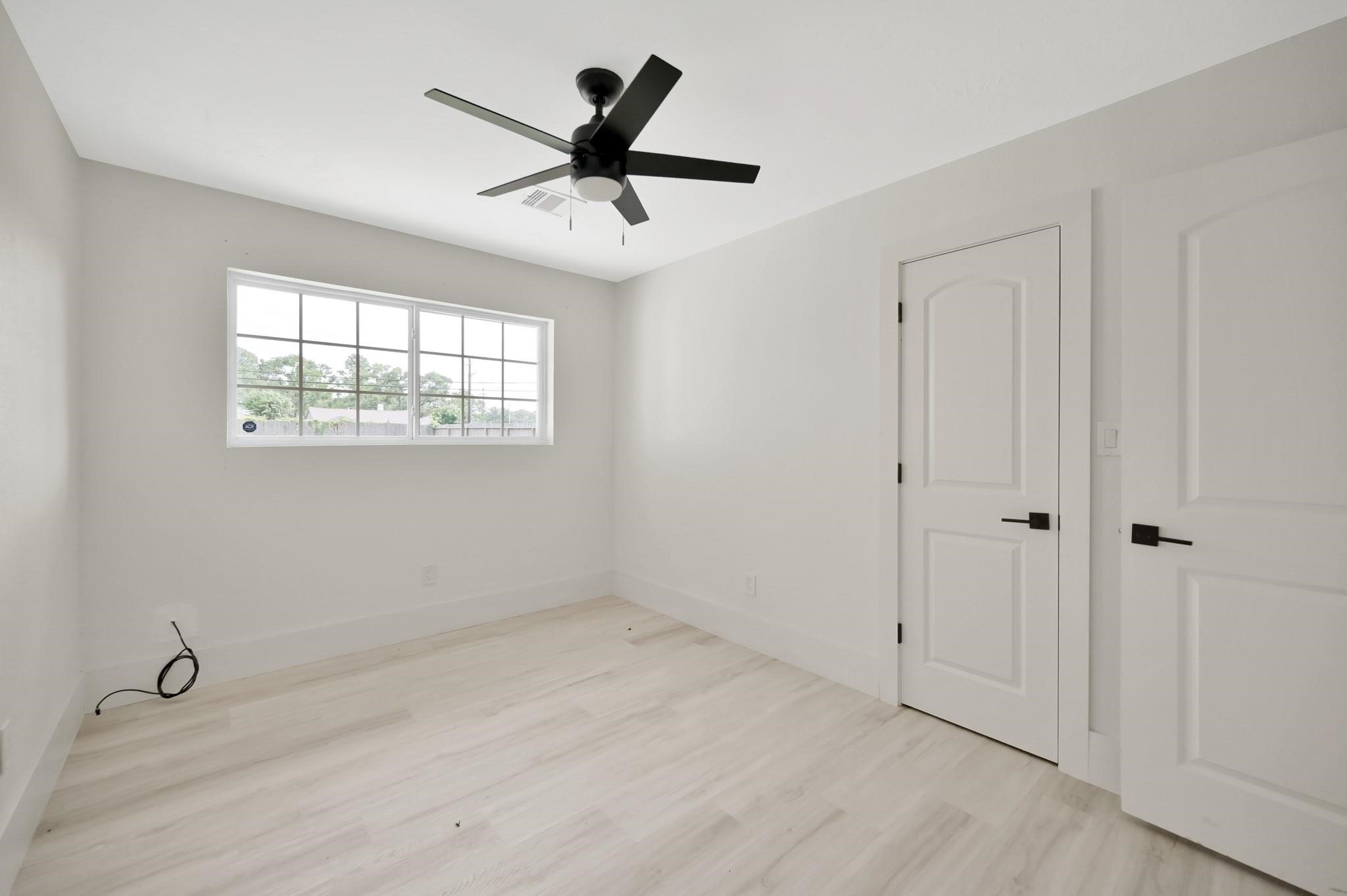 6026 Willowbend Boulevard Houston, TX 77096 - Photo 39 of 46 a view of a livingroom with a ceiling fan & windows