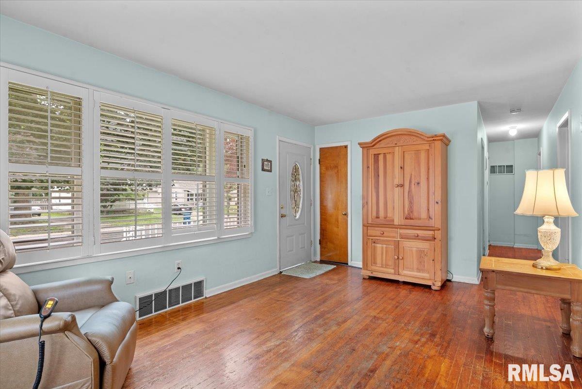 2424 Holmes Avenue Springfield, IL 62704 - Photo 8 of 37