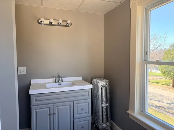 $2,600 | 25 Elm Street, Unit 2, North Brookfield, MA 01535