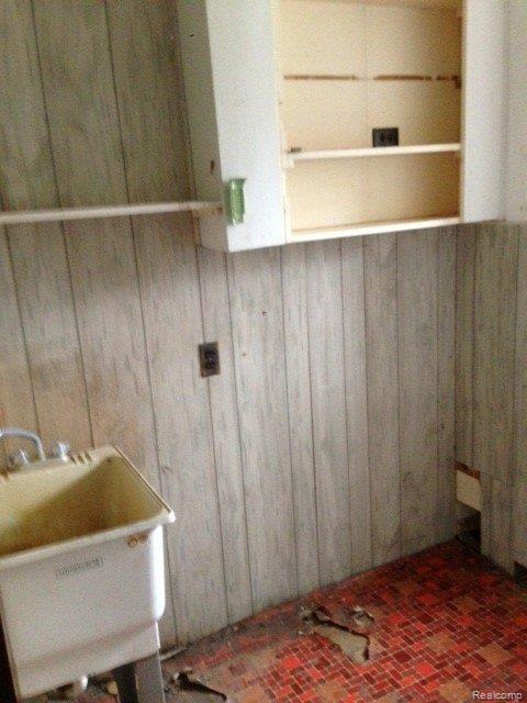 2260 Mumford Road Pinckney, MI 48169 - Photo 9 of 12 laundry