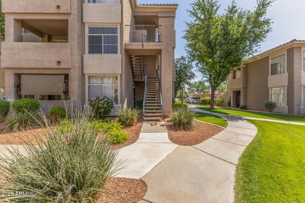 a view of a house with backyard and plants