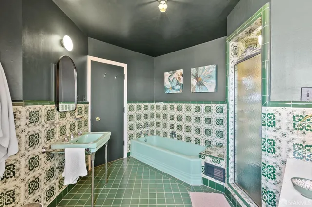 a view of livingroom with furniture