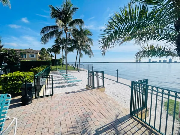 $2,700 | 1060 Lake Shore Drive, Unit 204, Lake Park, FL 33403