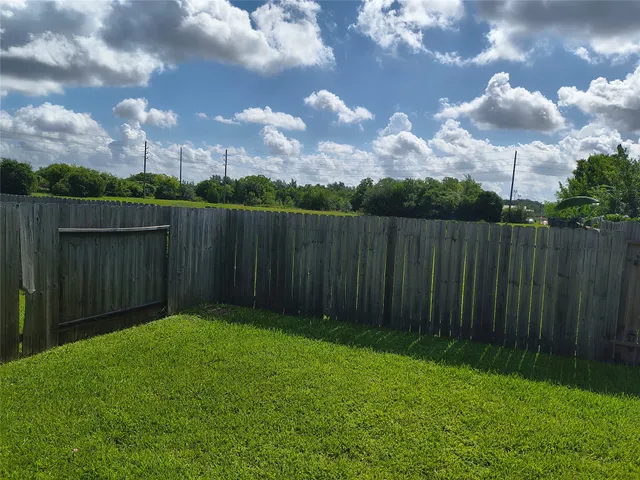 a view of a backyard