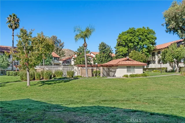 a view of a back yard of the house