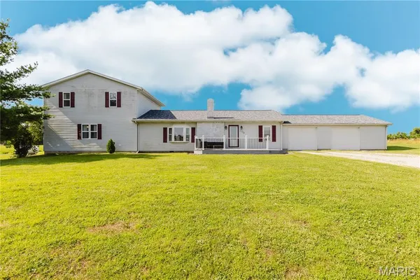 $350,000 | 21710 Highway 15, Nashville, IL 62263