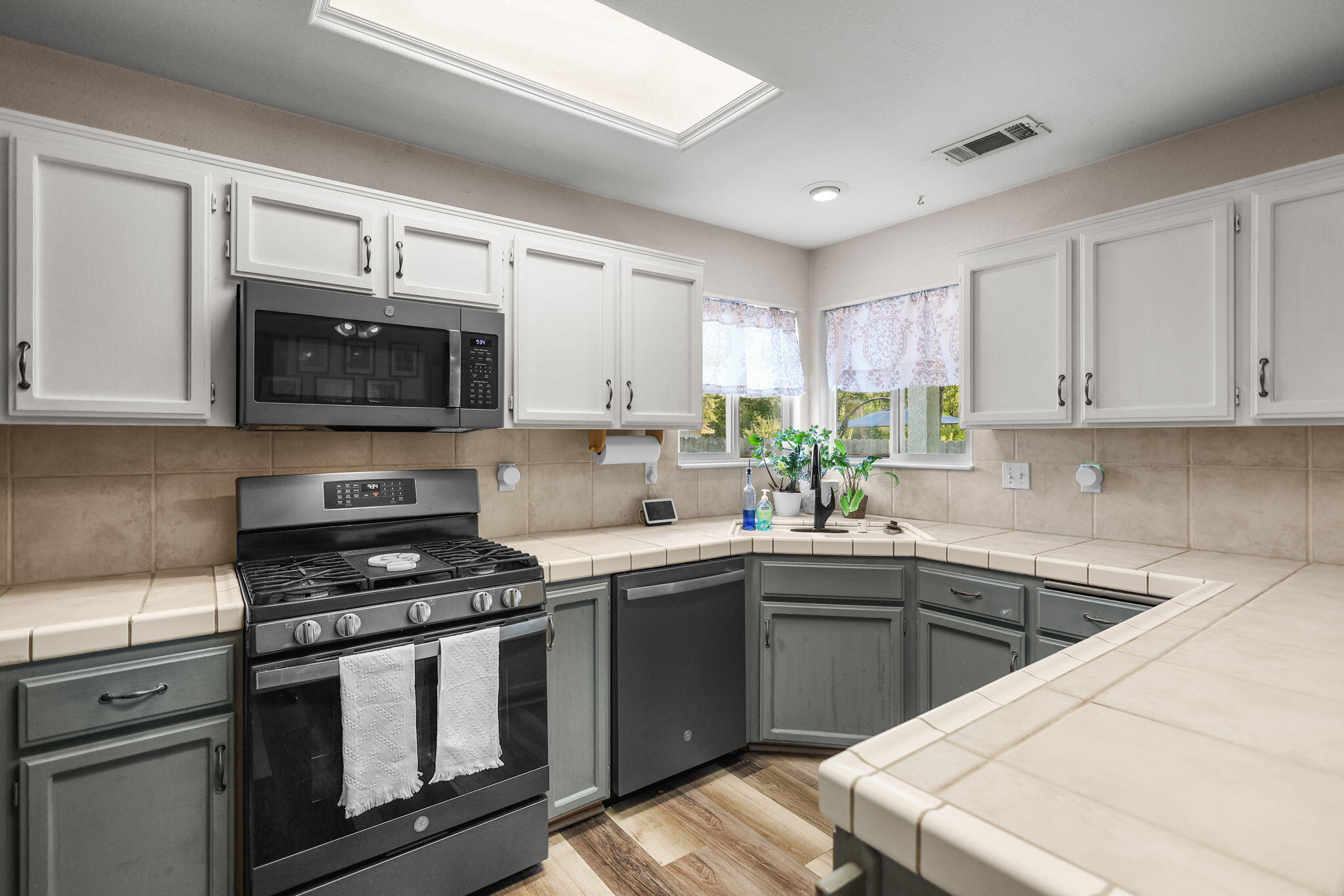 6813 Hemlock Street Redding, CA 96001 - Photo 6 of 42 55-web-or-mls-8Q0A9226