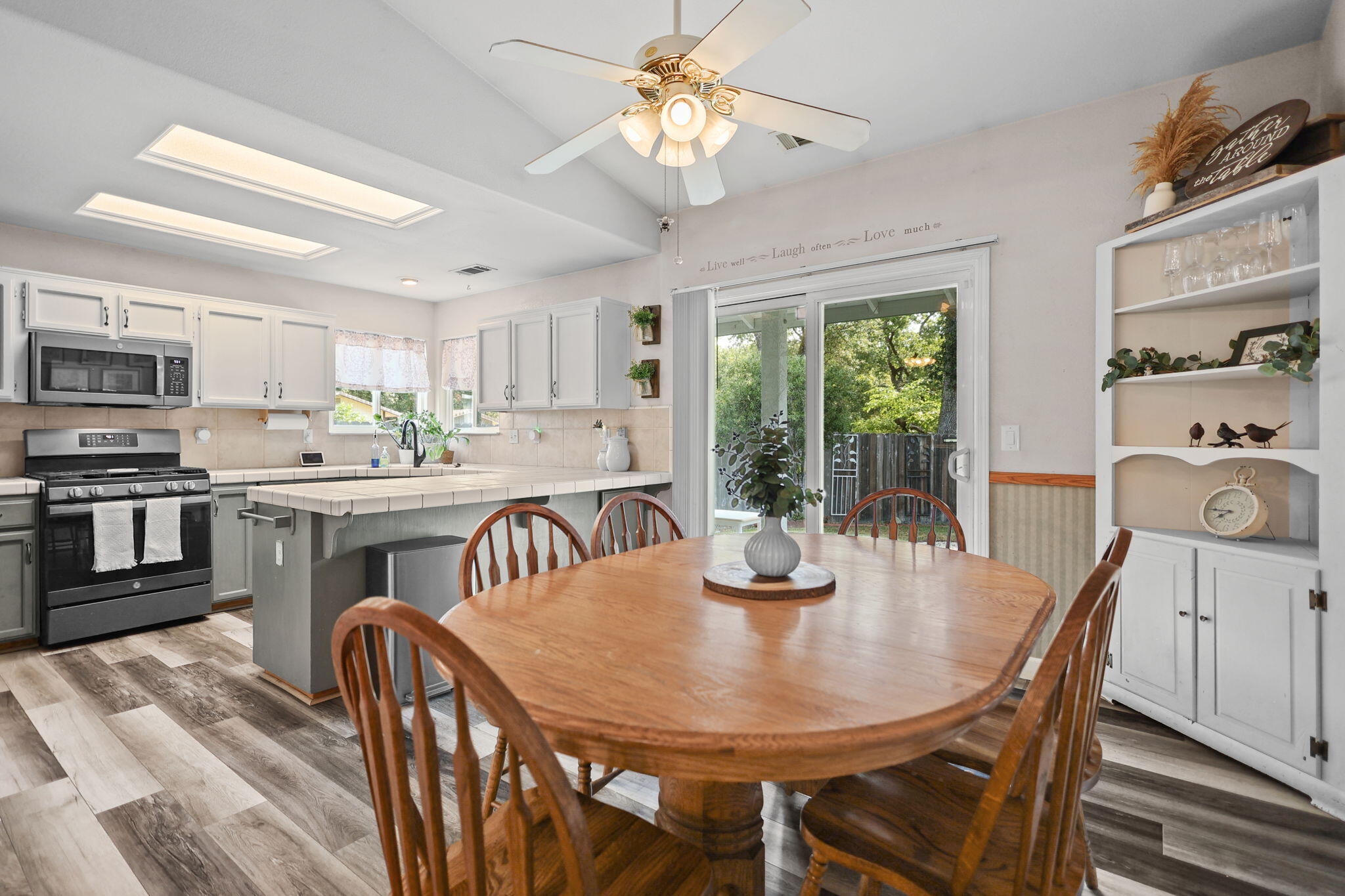 6813 Hemlock Street Redding, CA 96001 - Photo 10 of 42 52-web-or-mls-8Q0A9196