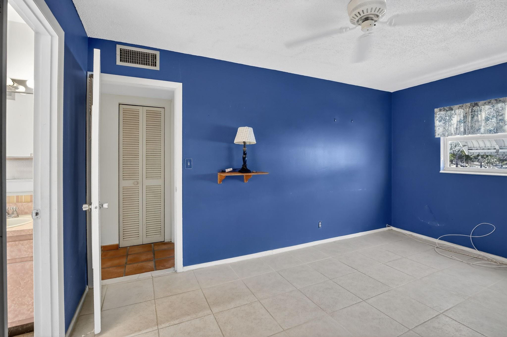 5300 Washington Street, Unit I201 Hollywood, FL 33021 - Photo 15 of 35 a view of a livingroom with a workspace