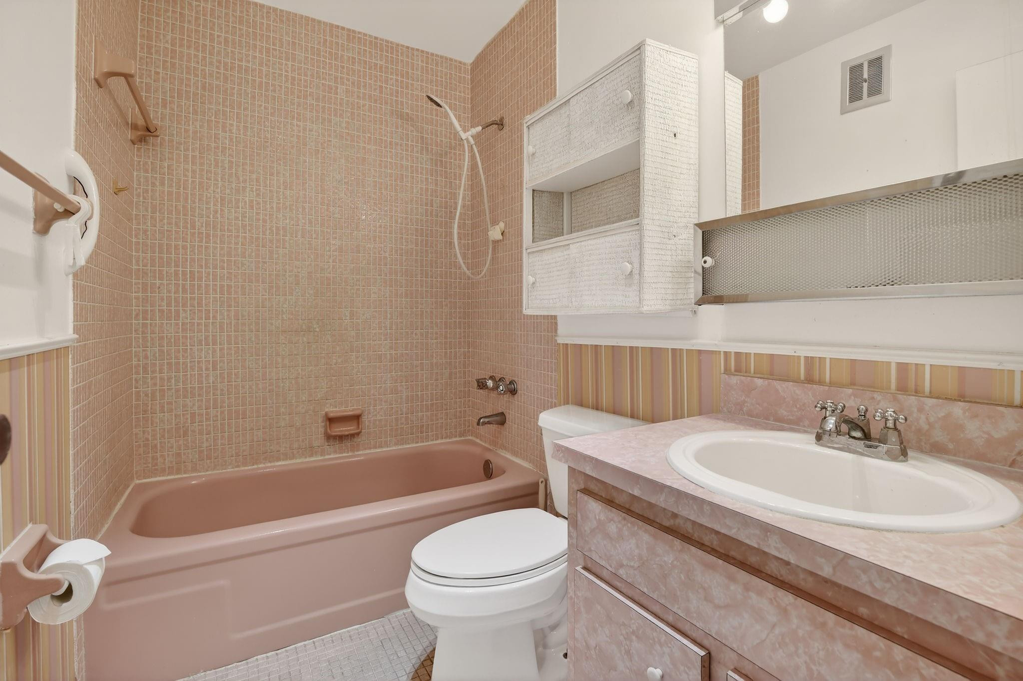 5300 Washington Street, Unit I201 Hollywood, FL 33021 - Photo 16 of 35 a bathroom with a sink toilet and bathtub