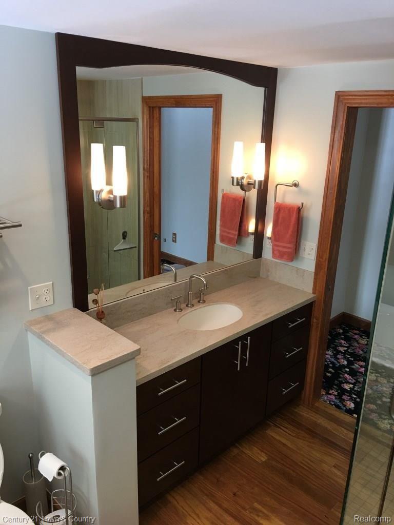565 Cherry Tree Lane Rochester, MI 48306 - Photo 18 of 34 Upper Bath Cabinetry