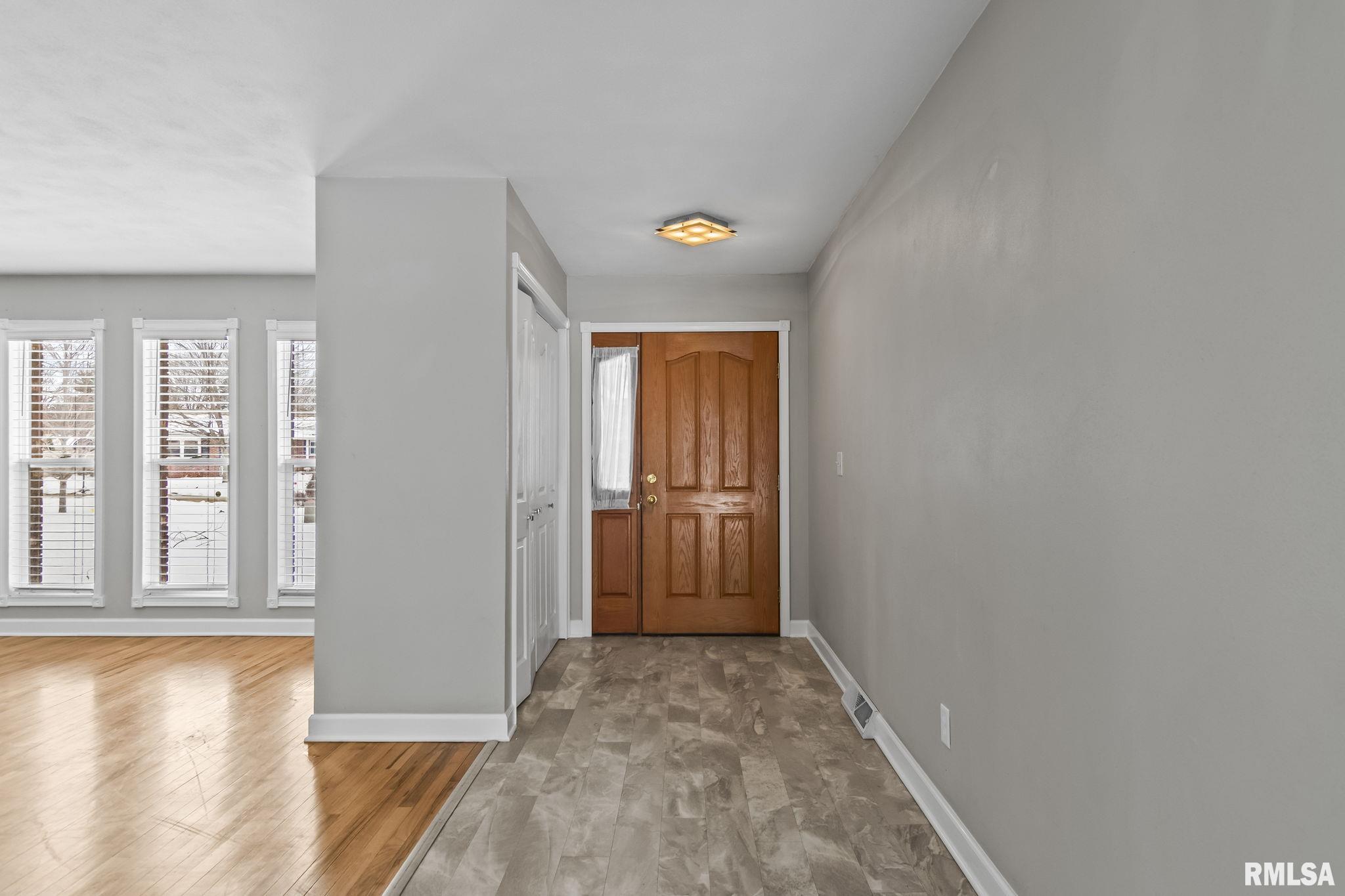 505 Emory Drive Sherman, IL 62684 - Photo 4 of 36