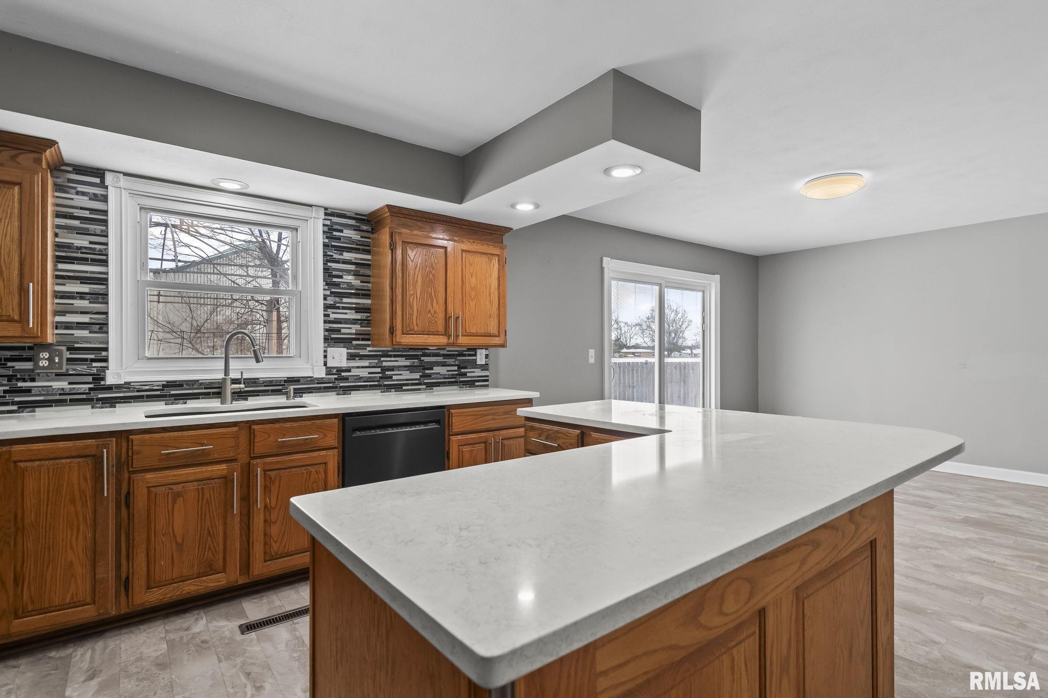 505 Emory Drive Sherman, IL 62684 - Photo 10 of 36