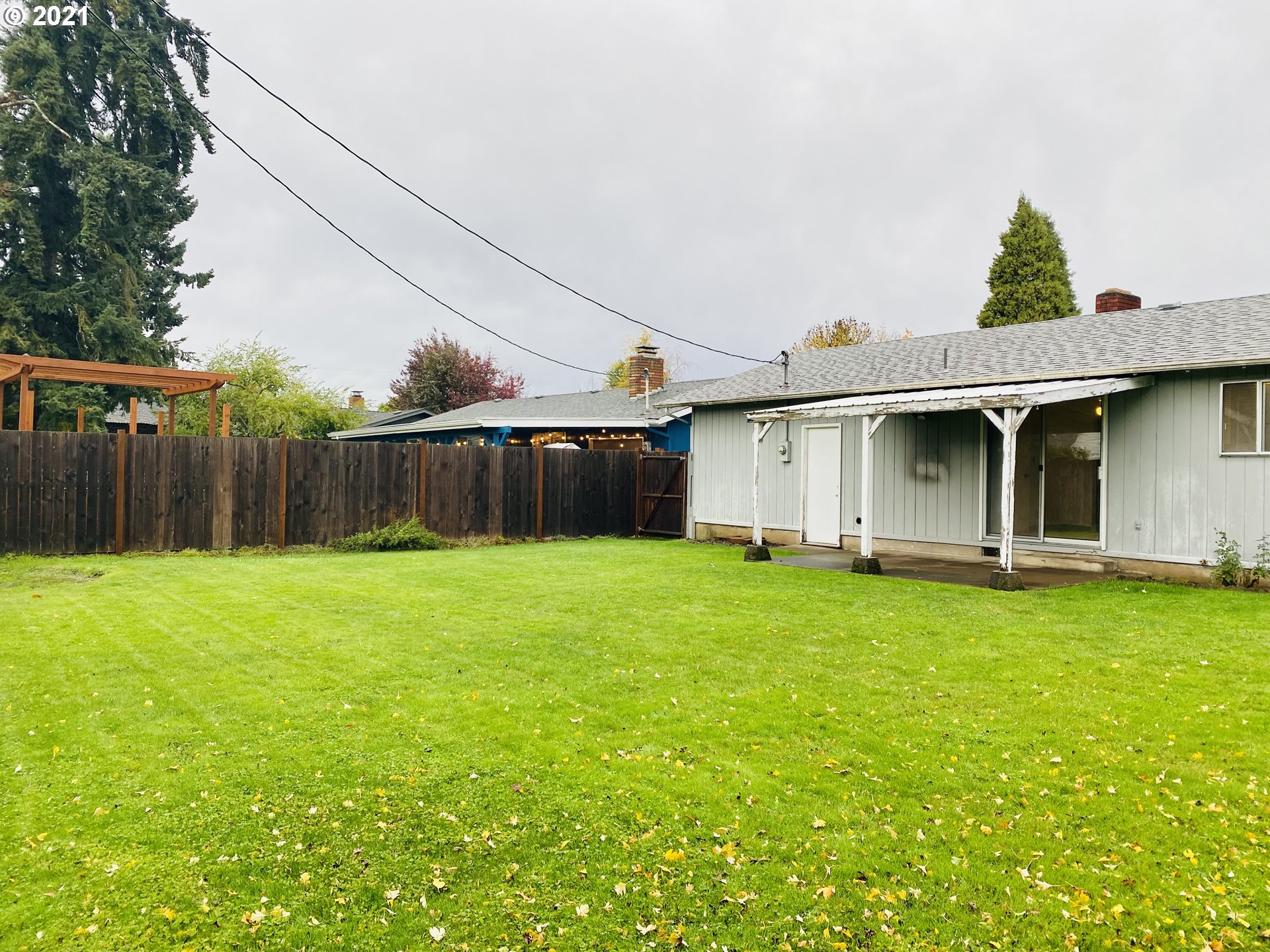 464 South 39th Place Springfield, OR 97478 - Photo 14 of 18 a view of a house with a yard