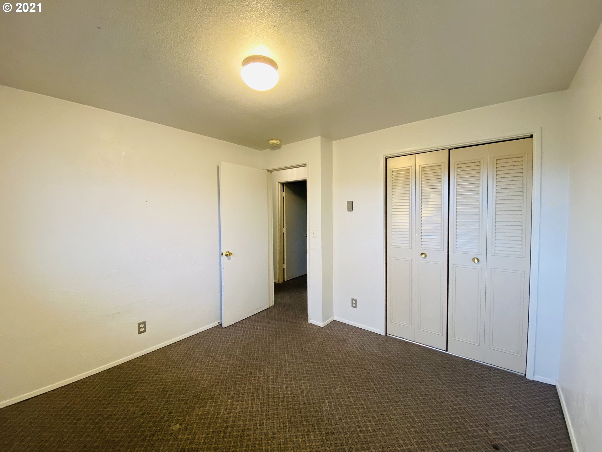 464 South 39th Place Springfield, OR 97478 - Photo 8 of 18 a view of an empty room