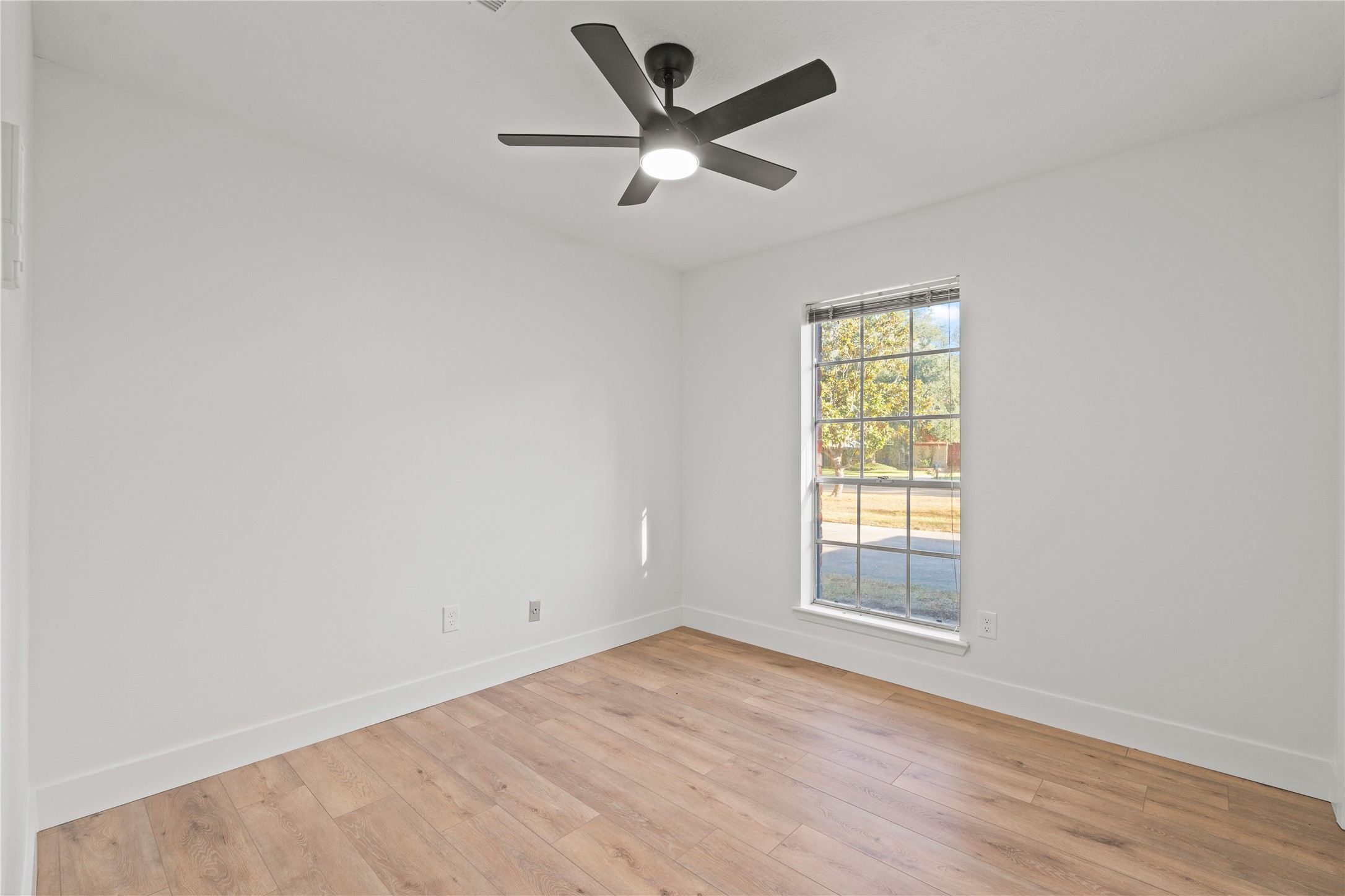 19415 Enchanted Oaks Drive Spring, TX 77388 - Photo 33 of 48 an empty room with a window and a ceiling fan