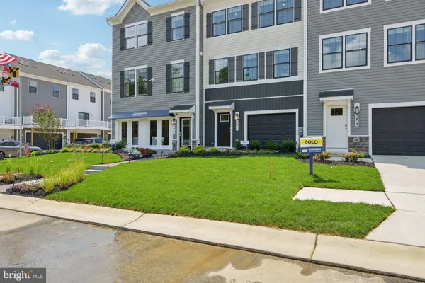 a view of a yard in front of a building
