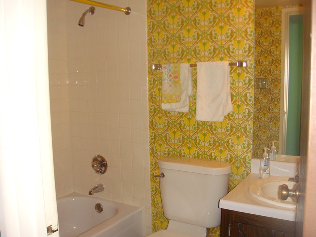 6443 Clarendon Hills Road, Unit 202 Willowbrook, IL 60527 - Photo 13 of 18 a bathroom with a sink and a bathtub