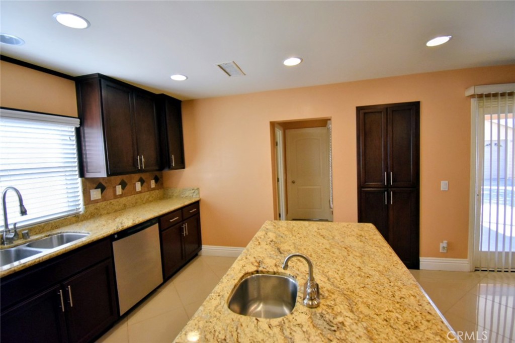 622 South Parton Street Santa Ana, CA 92701 - Photo 4 of 34