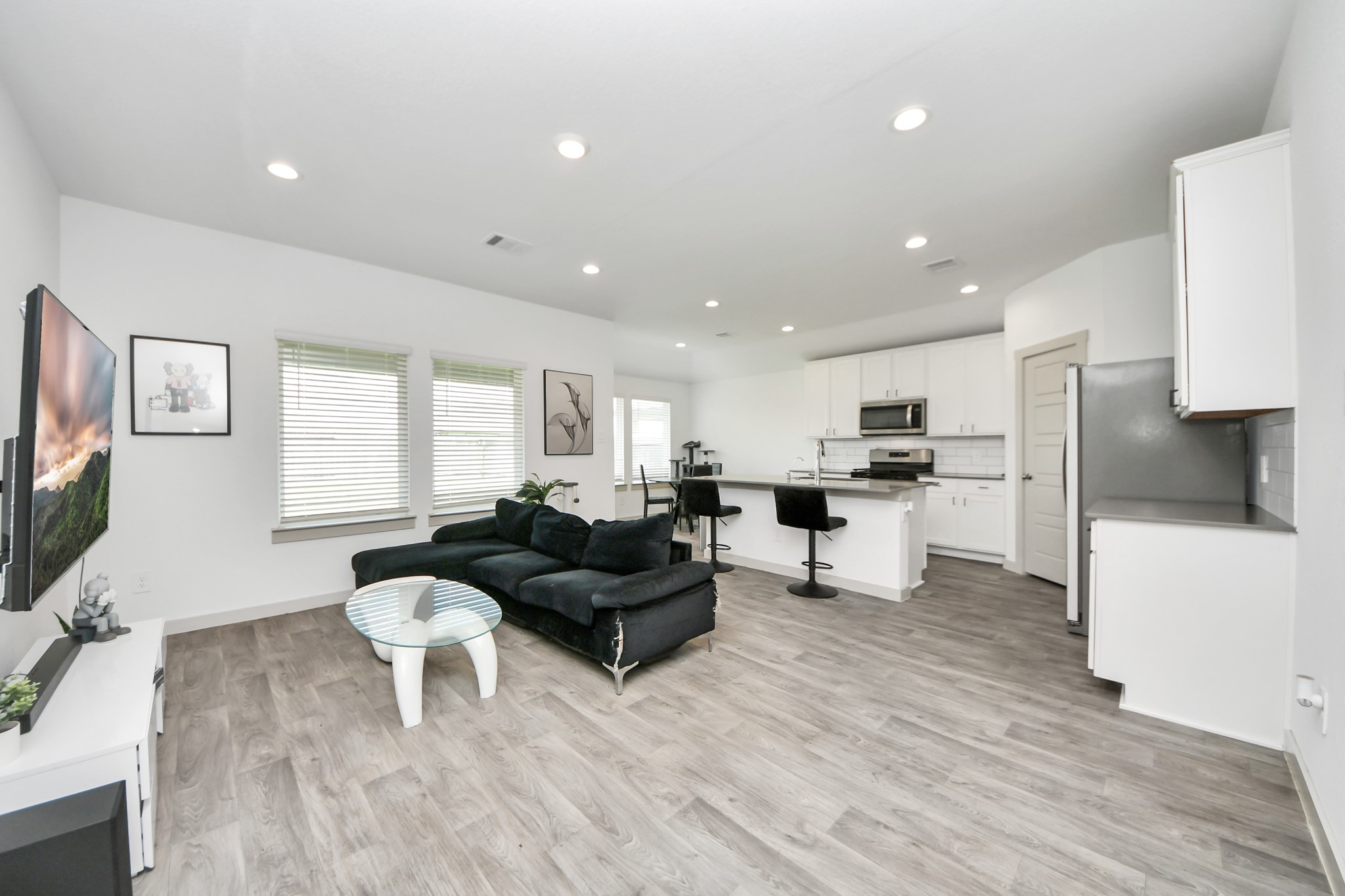 7706 Caspian Rnch Drive Rosharon, TX 77583 - Photo 5 of 18 Lots of natural light from the backwall.