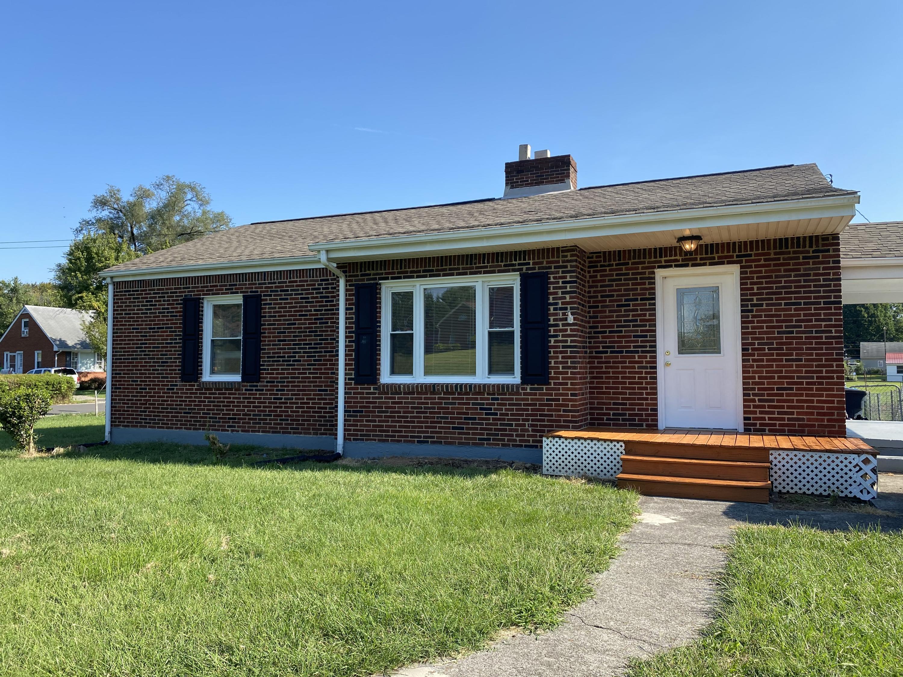 3731 Cove Road Roanoke, VA 24017 - Photo 2 of 25 a front view of a house with garden