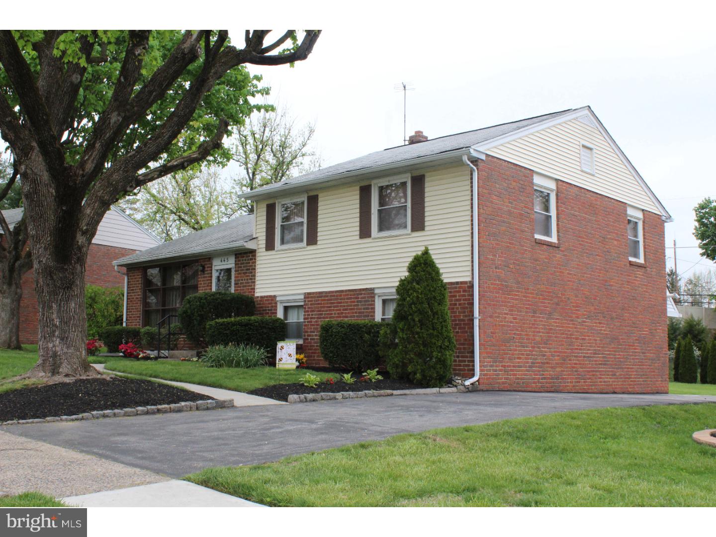 445 Rittenhouse Circle Havertown, PA 19083 - Photo 2 of 20