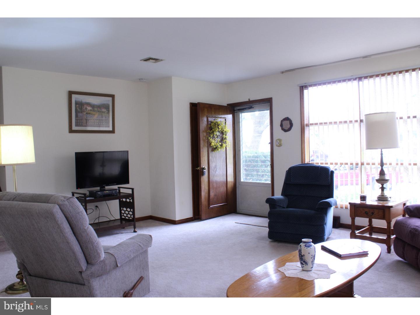 445 Rittenhouse Circle Havertown, PA 19083 - Photo 3 of 20