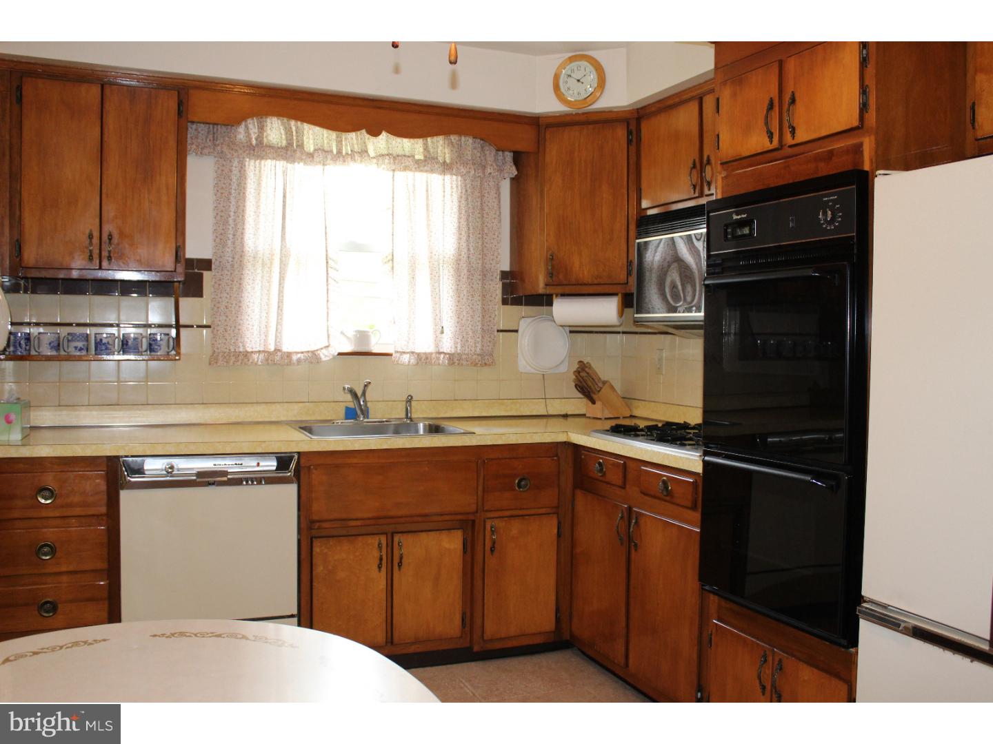 445 Rittenhouse Circle Havertown, PA 19083 - Photo 7 of 20