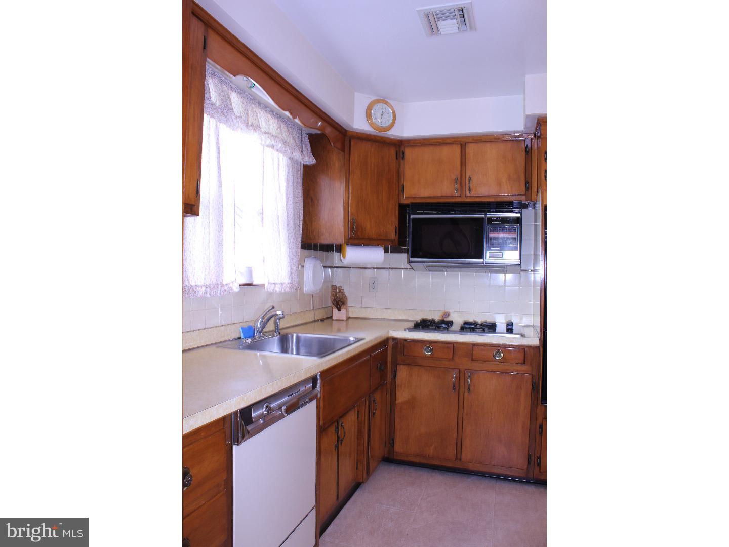 445 Rittenhouse Circle Havertown, PA 19083 - Photo 8 of 20