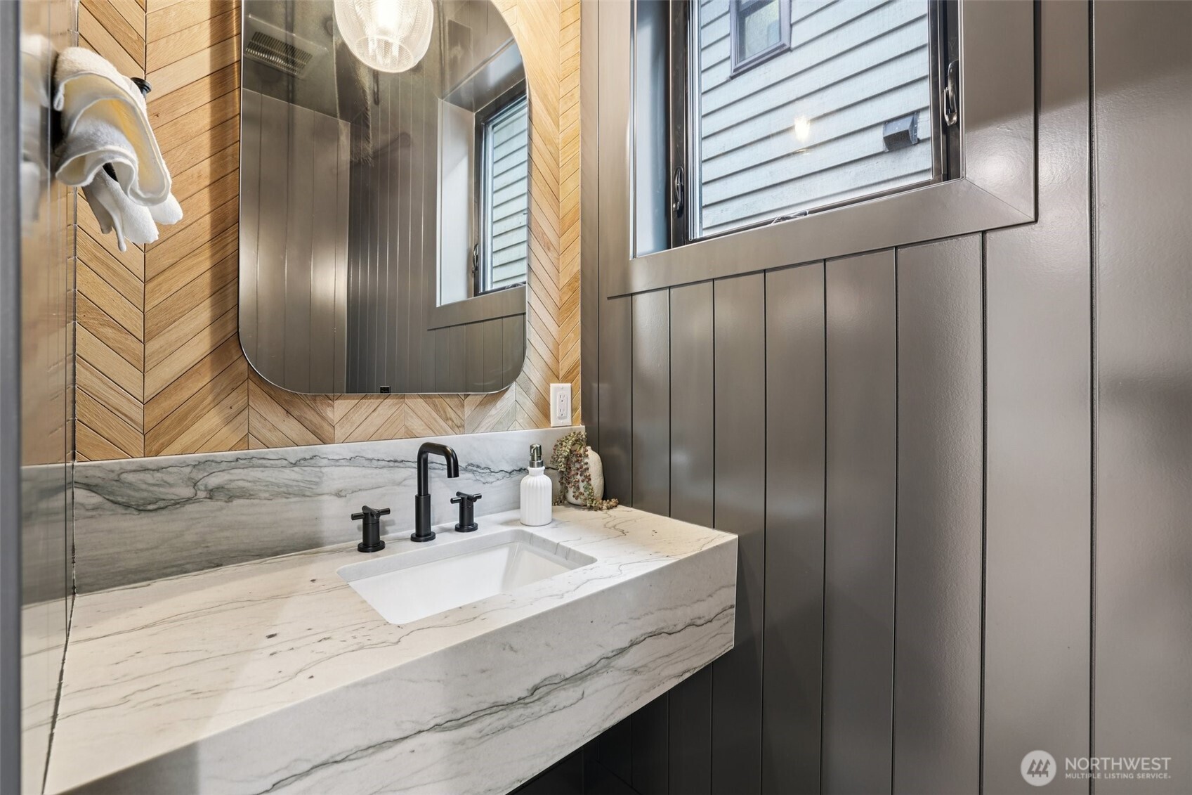 3714 Bagley Avenue North Seattle, WA 98103 - Photo 15 of 40