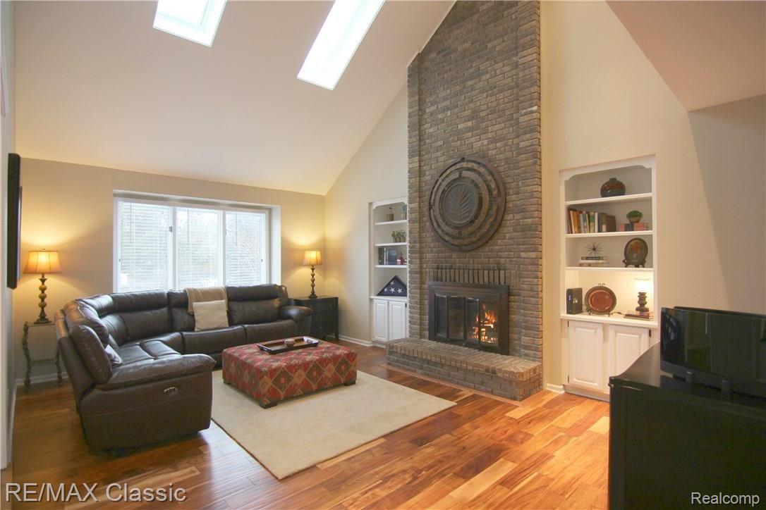 1232 Pine Ridge Road Milford, MI 48380 - Photo 23 of 34 Pine Ridge Dr Great Room.jpg