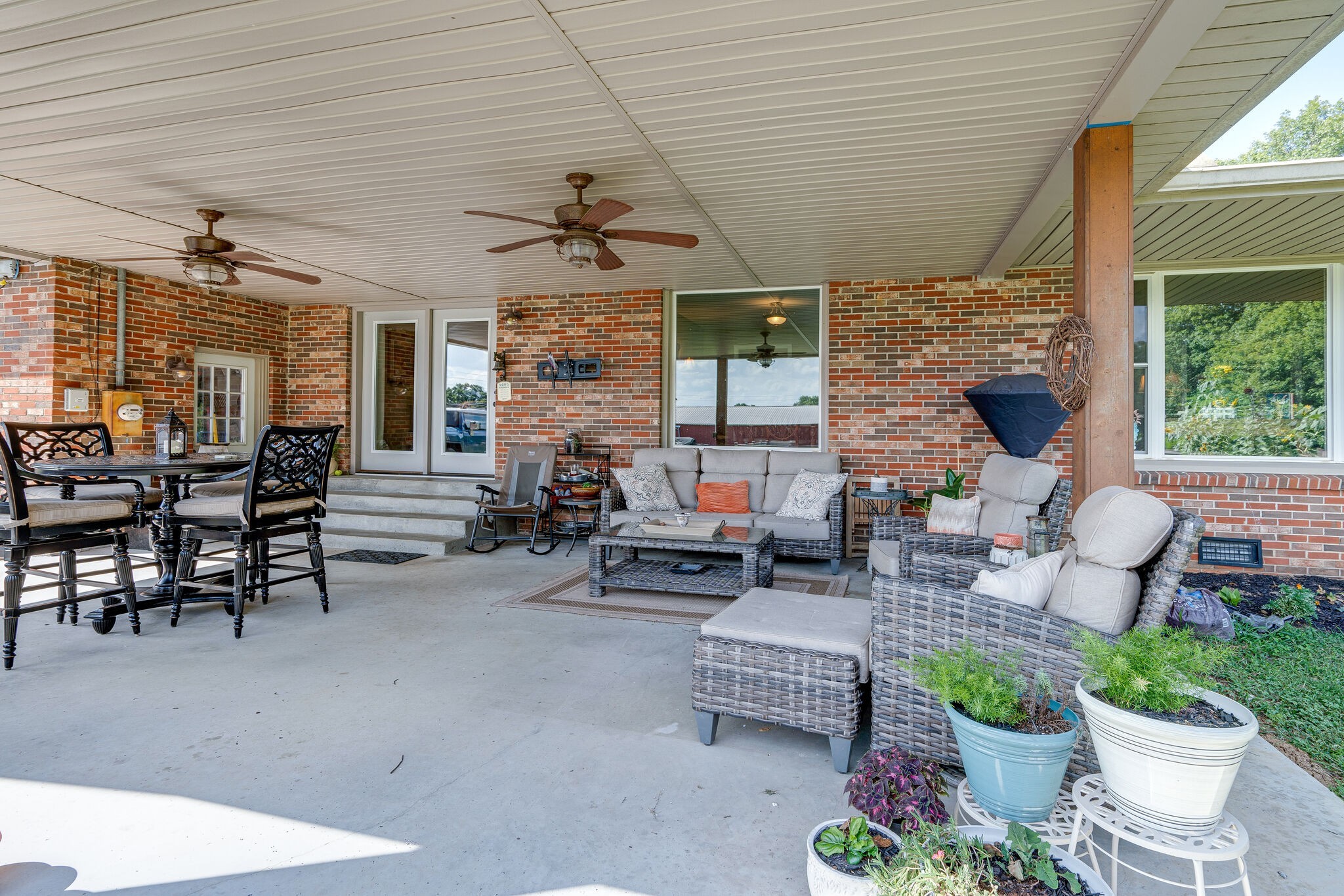 2743 Lights Chapel Road Greenbrier, TN 37073 - Photo 25 of 37 a living room filled with furniture