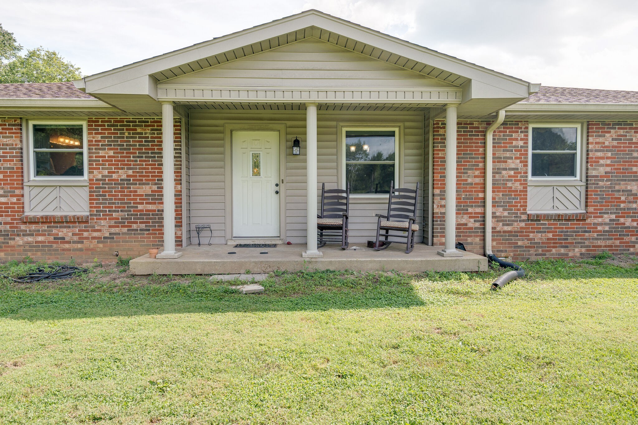 2743 Lights Chapel Road Greenbrier, TN 37073 - Photo 4 of 37 front view of a house with a yard