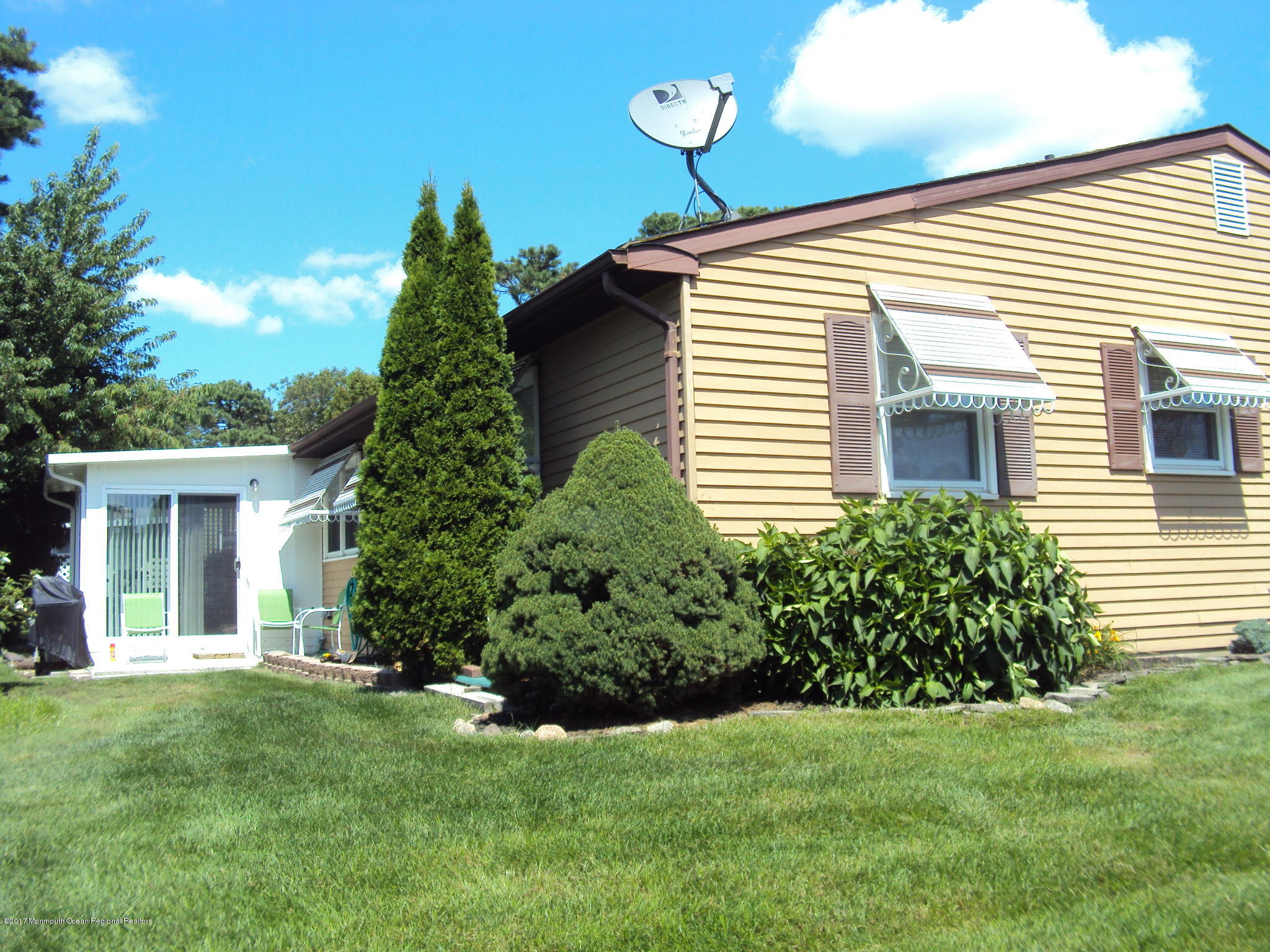 38 Hartford Road, Unit 73 Whiting, NJ 08759 - Photo 5 of 25 a front view of a house with a garden