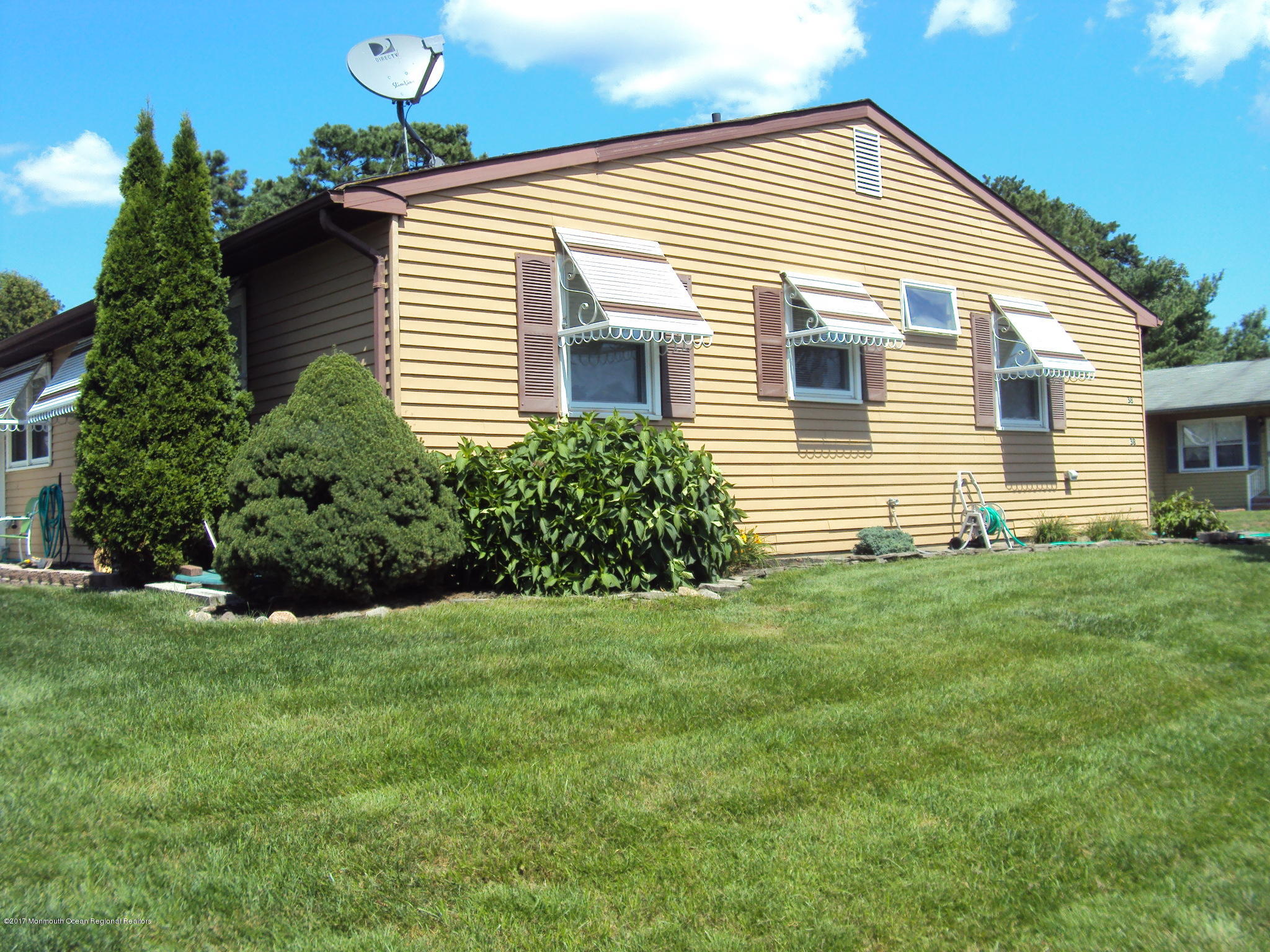 38 Hartford Road, Unit 73 Whiting, NJ 08759 - Photo 6 of 25 a front view of a house with a yard