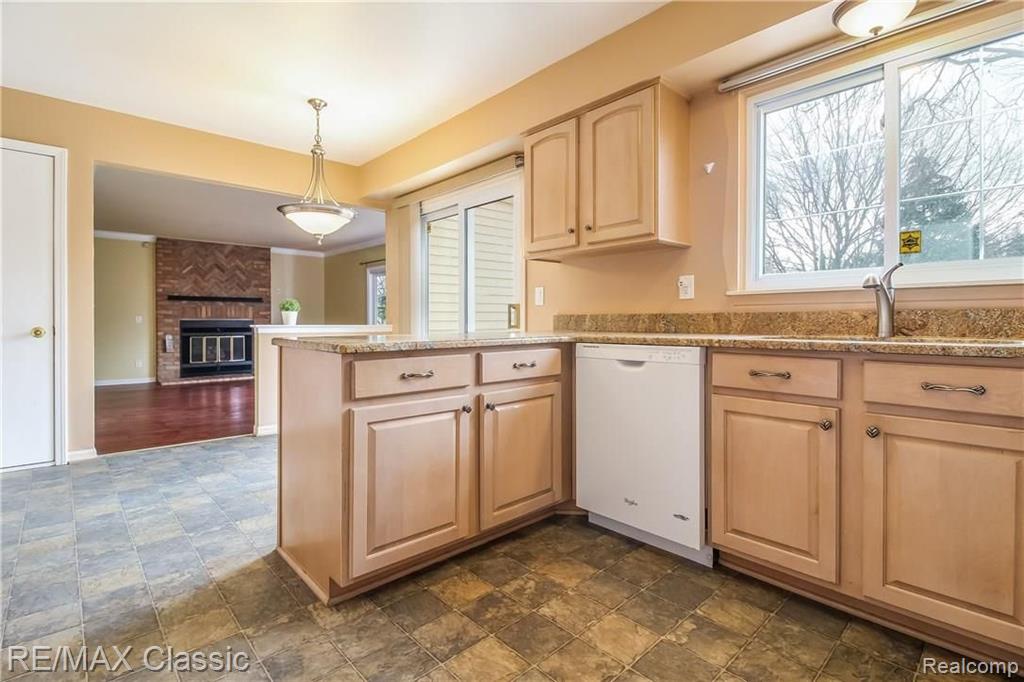 2247 Stonington Lane Rochester, MI 48306 - Photo 9 of 28