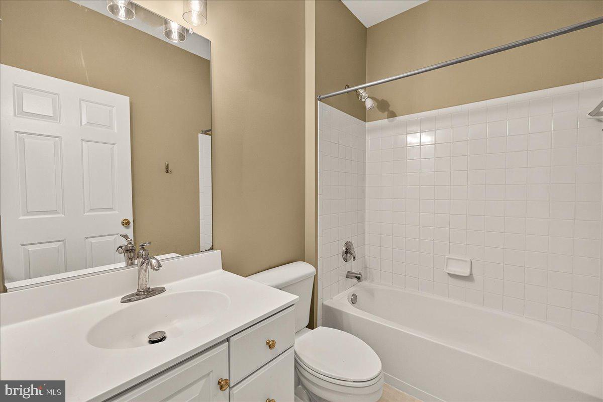 6430 Bellevue Place Frederick, MD 21701 - Photo 21 of 59 Hall way bathroom