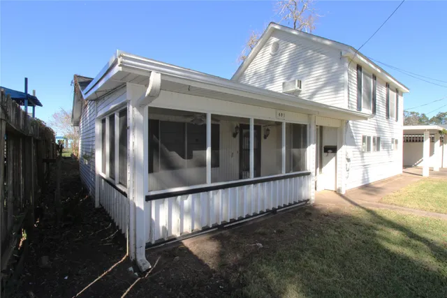 a view of back yard of the house