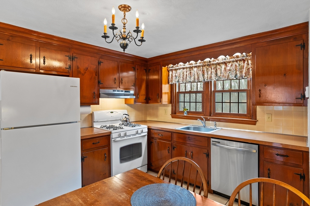 11 Gelding Road Chelmsford, MA 01824 - Photo 5 of 39 Gallery Image 5